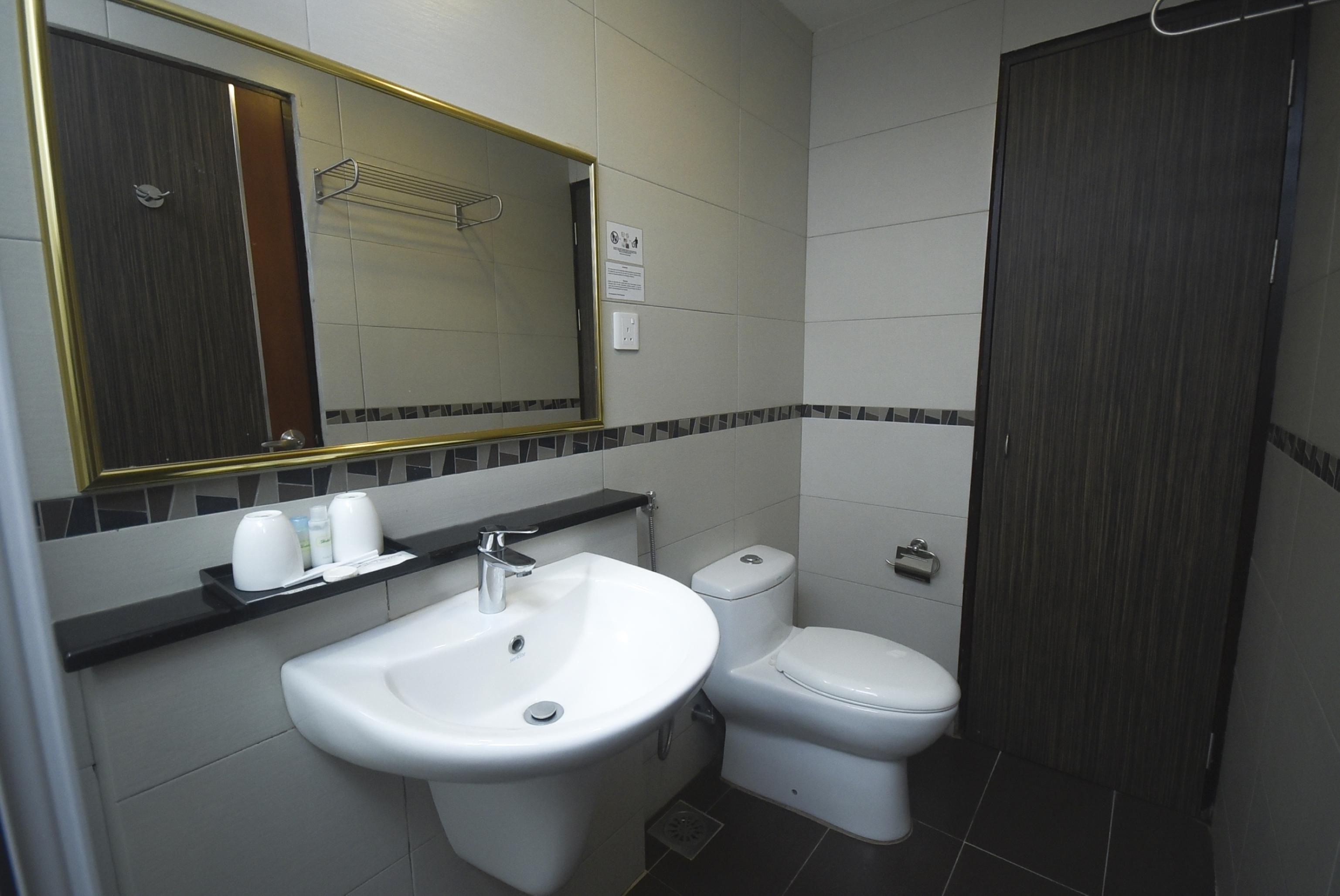โอโย 985 โฮเต็ล นูร์ Hotel มีรี ภายนอก รูปภาพ
