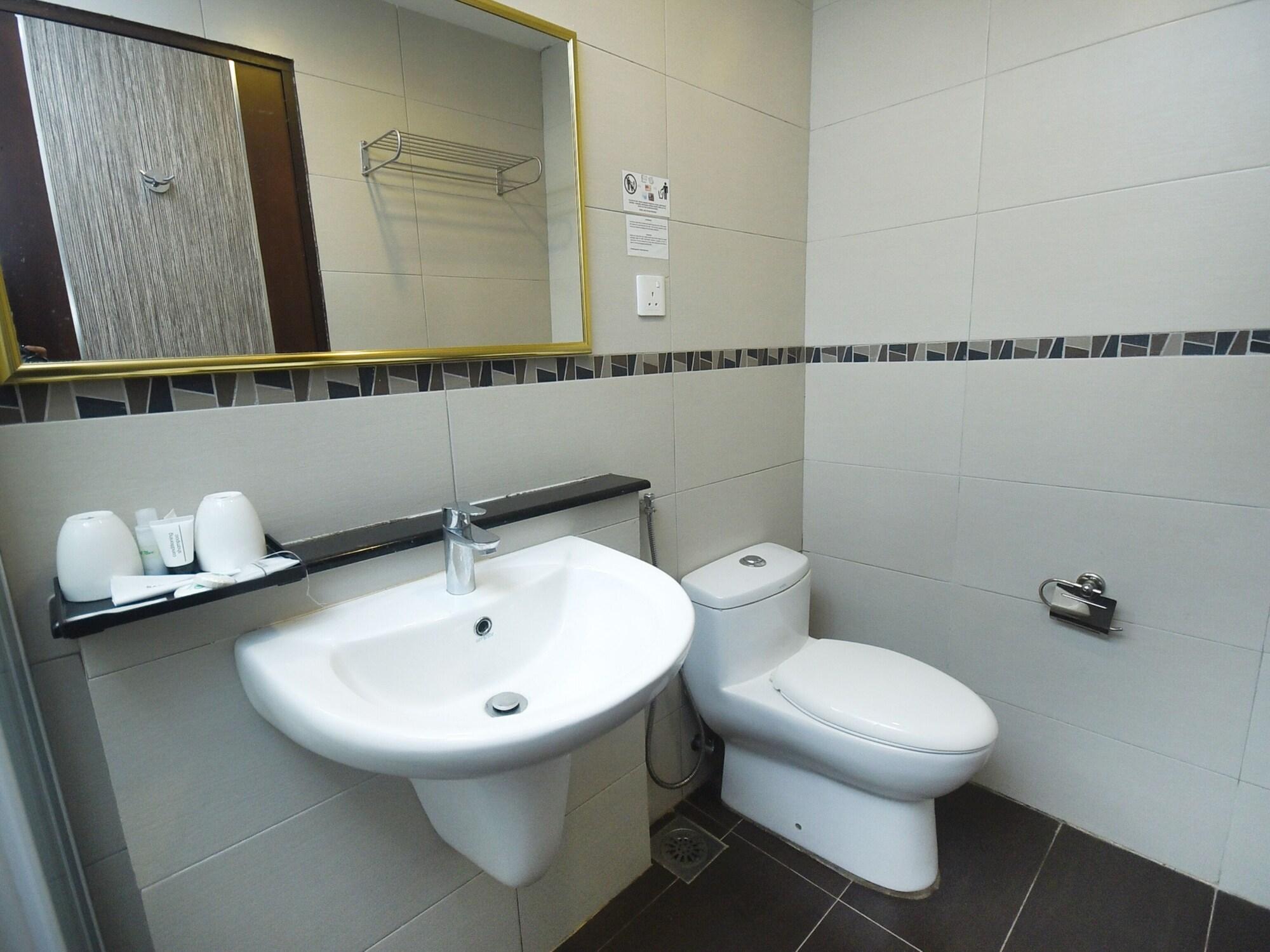 โอโย 985 โฮเต็ล นูร์ Hotel มีรี ภายนอก รูปภาพ