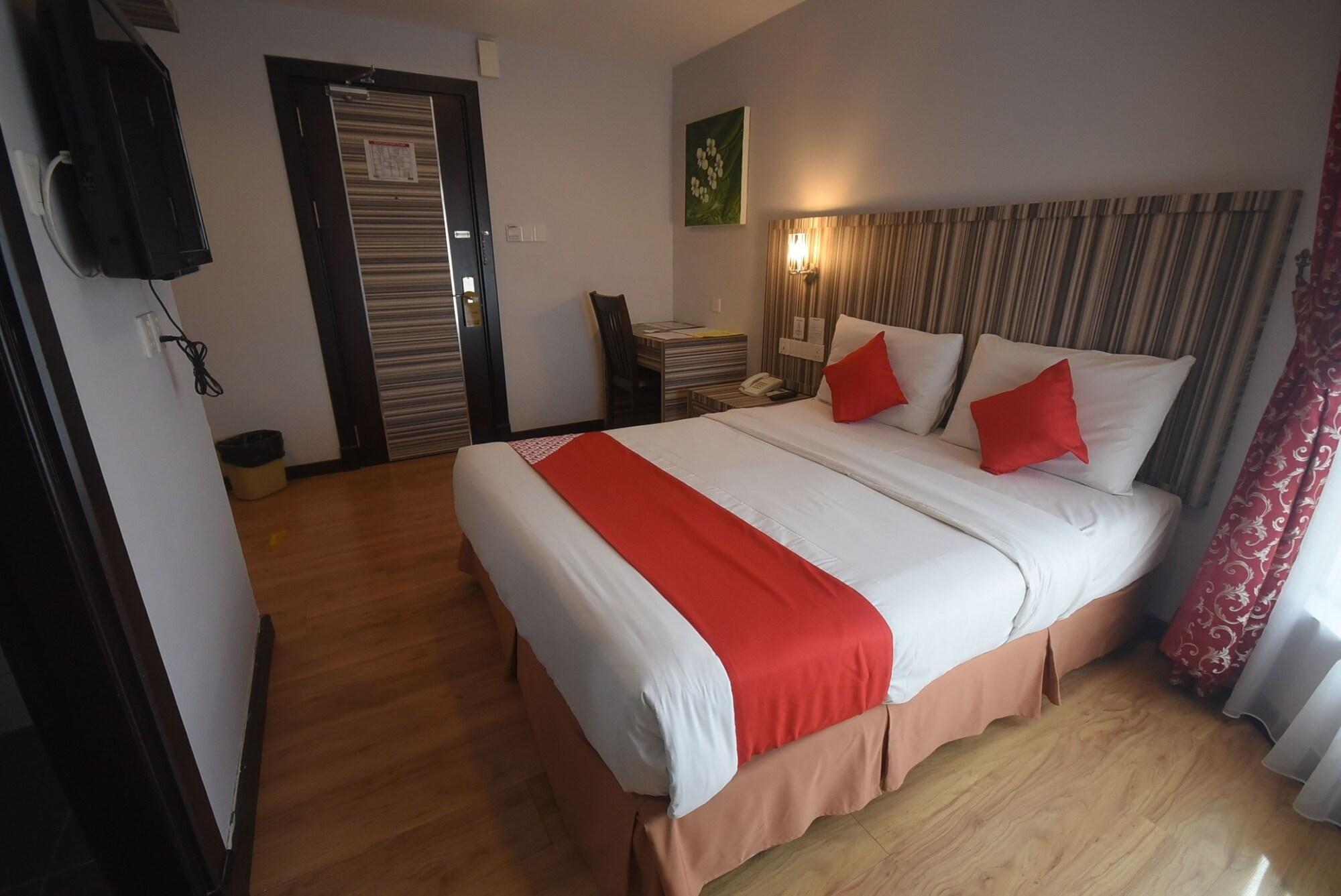 โอโย 985 โฮเต็ล นูร์ Hotel มีรี ภายนอก รูปภาพ