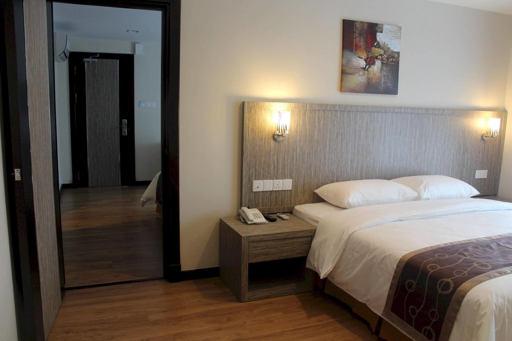 โอโย 985 โฮเต็ล นูร์ Hotel มีรี ภายนอก รูปภาพ
