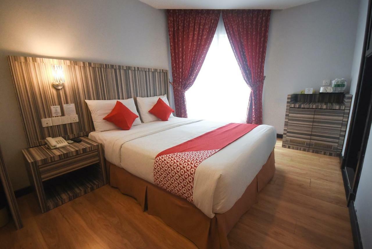 โอโย 985 โฮเต็ล นูร์ Hotel มีรี ภายนอก รูปภาพ